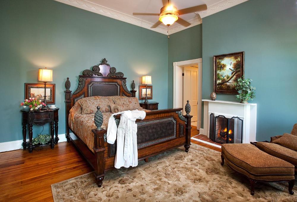 Suite with River View interior